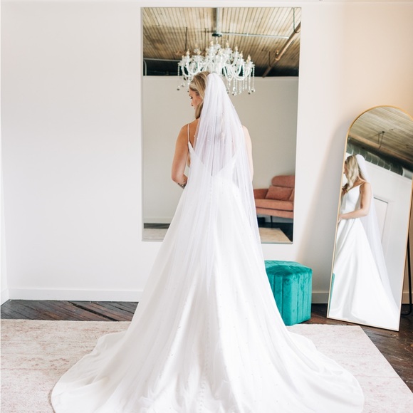 Elegant White V-Neck wedding dress - Picture 4 of 5